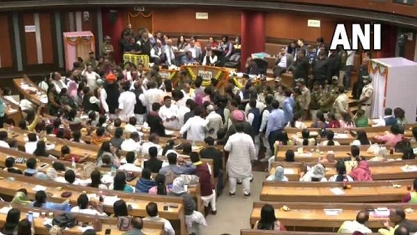 मेयर चुनाव के बाद MCD हाउस में हंगामा, शैली ओबेरॉय का आरोप- BJP पार्षदों ने मुझ पर हमला करने की कोशिश की,VIDEO