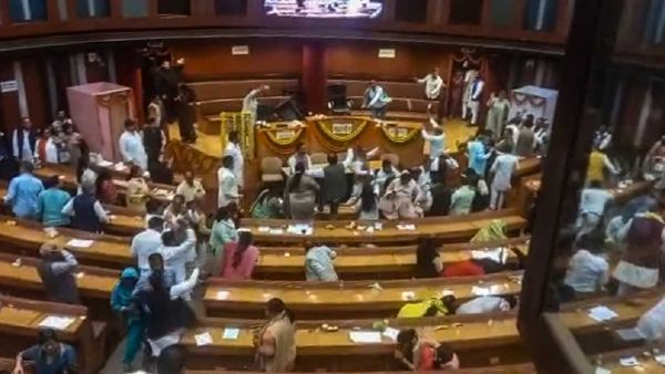Delhi MCD: वीडियो में देखिए कैसा था सदन के भीतर का नजारा, जमकर चले लात-घूंसे, फेंकी पानी की बोतल, सेब