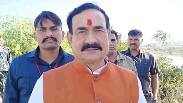 Pulwama Attack: दिग्विज के बयान पर भड़के नरोत्तम मिश्रा, बोले- सेना के मनोबल को तोड़ना पुरानी आदत
