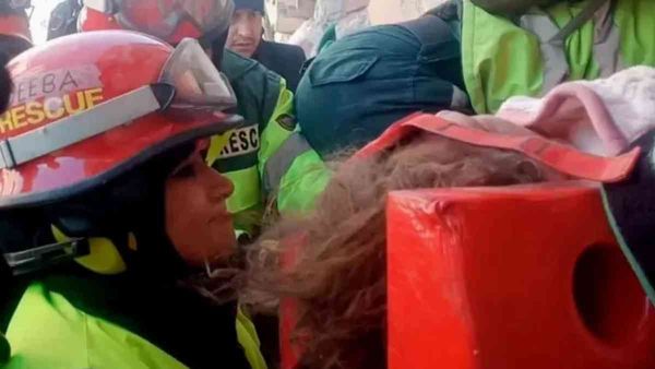 तुर्की: पाकिस्तानी महिला अधिकारी जिन्होंने जान पर खेल कर मलबे में फंसी महिला को बचाया