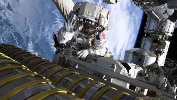 Spacewalk: गुरुत्वाकर्षण और वायुमंडल के बिना कैसे होती है स्पेस वॉक?