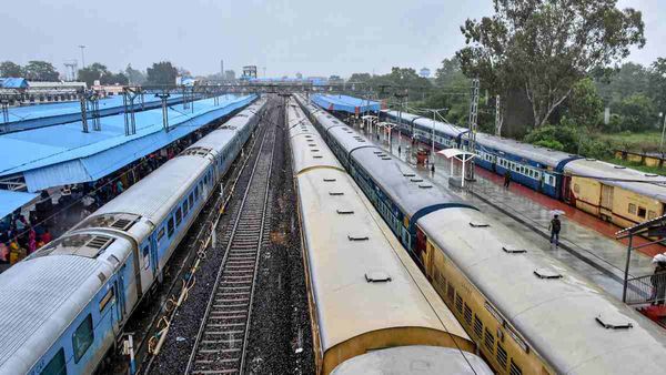 Indian Railway: करोड़ों का सिर्फ कबाड़ बेचकर रेलवे ने भर लिया अपना खजाना, बीते साल बनाए कई रिकॉर्ड