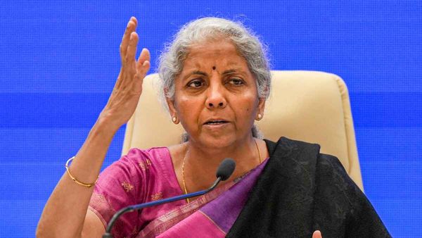 Adani Group पर वित्तमंत्री का बड़ा बयान, कहा- LIC, SBI को फैसले के लिए बाध्य नहीं करता केंद्र