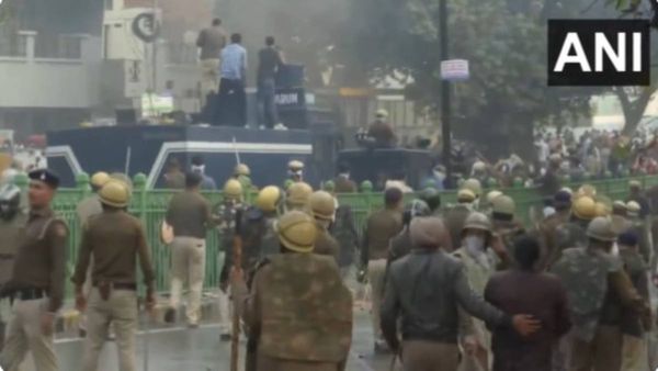 Haryana: पंचकूला में OPS बहाली की मांग को लेकर कर्मचारियों का प्रदर्शन, पुलिस ने दागे आंसू गैस के गोले