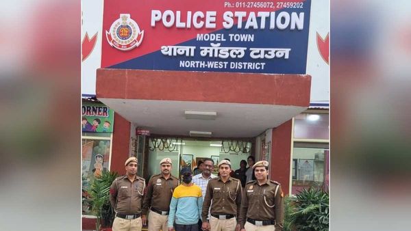 Bank Robbery Attempt: दिल्ली के मॉडल टाउन में बैंक लूटने की कोशिश, लुटेरा गिरफ्तार