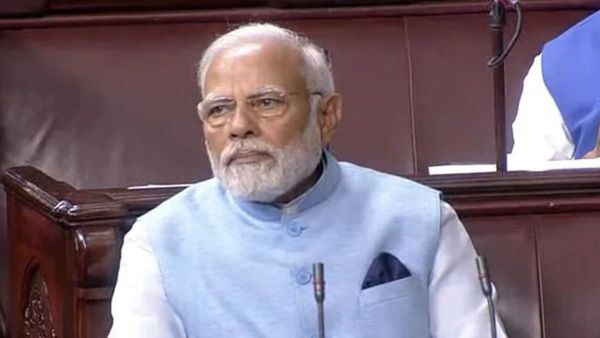 संसद में खास जैकेट पहनकर पहुंचे पीएम मोदी, प्लास्टिक की बोतल को रिसाइकल करके हुई है तैयार