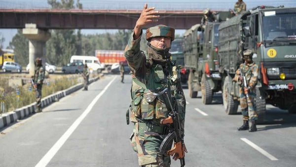 पुलवामा में फिर टारगेट किलिंग, आतंकियों ने कश्मीरी पंडित को मारी गोली, अस्पताल में तोड़ा दम