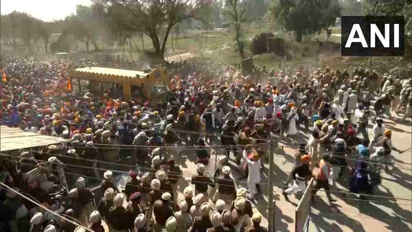 पंजाब: अजनाला थाने के बाहर अमृतपाल के समर्थकों ने तलवारों और बंदूकों से तोड़े बेरिकेड्स, माहौल तनावपूर्ण