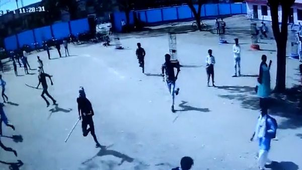 Chhatarpur: सरकारी स्कूल में घुसकर शिक्षक पर बदमाशों का हमला, छात्राओं को भी लात-घूंसे मारे