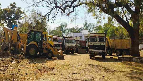 Sagar: स्मार्ट सिटी के ठेकेदार पहाड़ी पर कर रहे थे अवैध उत्खनन, प्रशासन ने छापा मारकर किए जेसीबी-डंपर जब्त