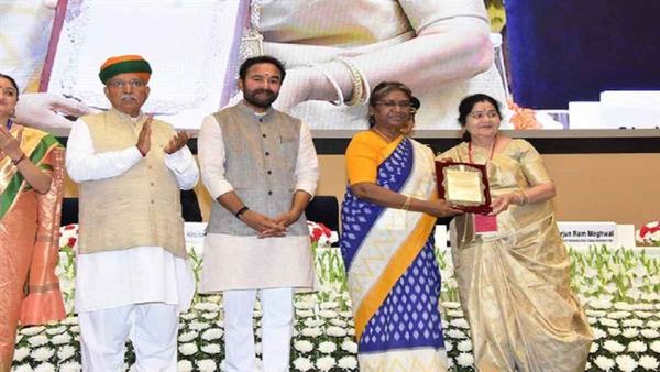 लोक गायिका उर्मिला पांडे को राष्ट्रपति द्रौपदी मुर्मू ने संगीत अकादमी पुरस्कार प्रदान किया