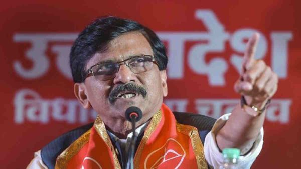 सीएम शिंदे के खिलाफ अभद्र भाषा को लेकर संजय राउत पर FIR, देशपांडे बोले- 'मैं उन्हें थप्पड़ मार देता'