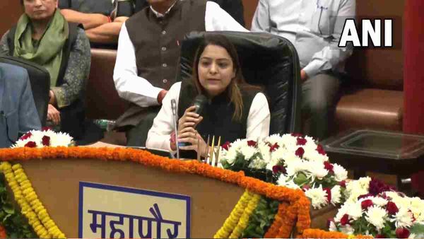 शैली ओबेरॉय बनीं दिल्ली की मेयर, सदन में गूंजे 'भारत माता की जय' के नारे, देखिए जीत का पहला Video