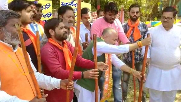 Valentine Day: लट्ठों को तेल पिलाया, शिवसैनिकों की चेतावनी, जहां मिलेंगे बिट्टू सोना, तोड़ देंगे कोना कोना..