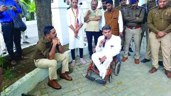 Bageshwardham: SP ने जमीन पर बैठकर सुनी फरियाद, पीड़ित बोला, धमकी मिली थी, टॉर्च नहीं कट्टा लिए था