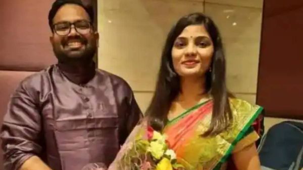 'यूपी में का बा' गाने की सिंगर नेहा सिंह की बढ़ी मुश्किलें, अब पति को नौकरी से निकाला गया
