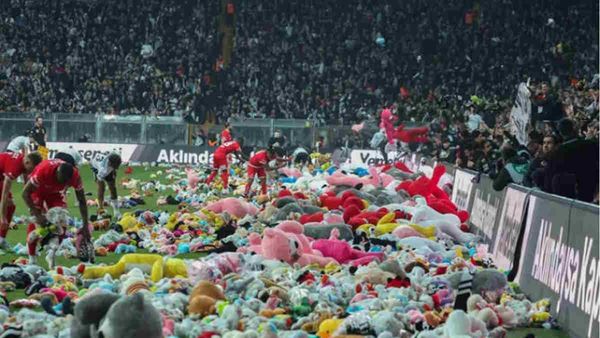 मिनटों में हजारों खिलौनों से भर गया फुटबॉल स्टेडियम, जानिए दर्शकों ने बीच मैच में क्यों किया ऐसा?