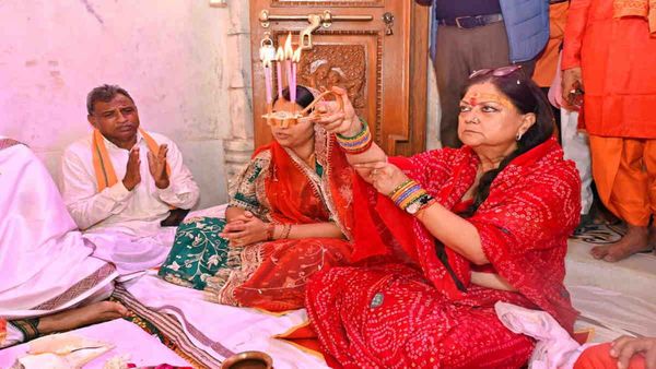 राजस्थान: पूर्व मुख्यमंत्री वसुंधरा राजे ने बेणेश्वर मेले में खरीदी चूड़ियां, तीर कमान चलाकर दिया सियासी संदेश
