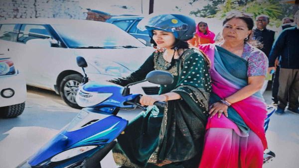 राजस्थान: पूर्व मुख्यमंत्री वसुंधरा राजे ने स्कूटी पर की सवारी, राह चलती लड़कियां बोली 