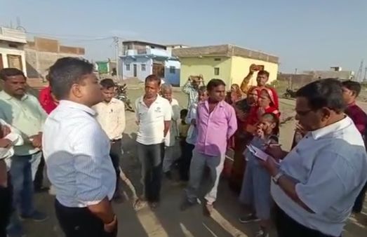 Bhopal: सरकारी रोड पर काटे प्लॉट रजिस्ट्री लेकर पहुंचे लोगों ने रुकवाया सड़क निर्माण कार्य, जमकर हुआ हंगामा