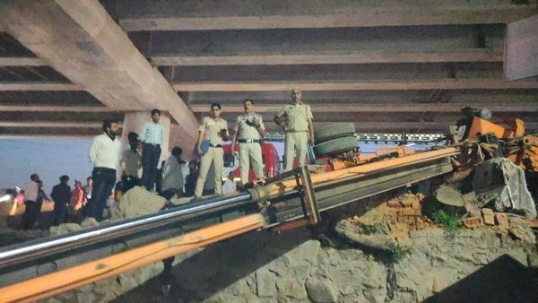 दिल्ली-सहारनपुर हाईवे पर निर्माणाधीन ब्रिज से नीचे गिरा क्रेन, कुछ लोग घायल