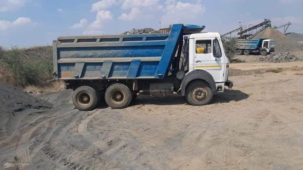 Khargone में खनिज विभाग की बड़ी कार्रवाई, मोबाईल क्रेशर पर जड़े ताले