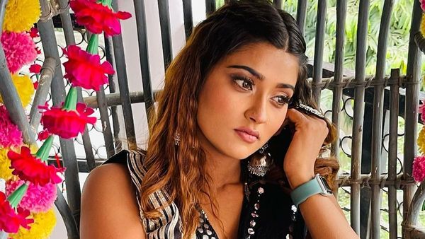 Akansha Dubey: सुसाइड से एक रात पहले आकांक्षा दुबे के साथ होटल में आया शख्स कौन था? 17 मिनट कमरे में रहा फिर..