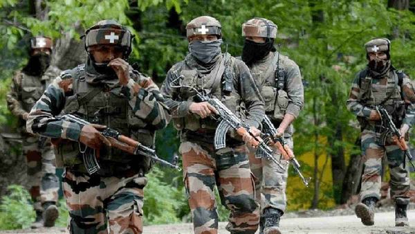Jammu and Kashmir: सेना ने आतंकियों के मंसूबों पर फेरा पानी, LOC के पास से हथियार और नशीले पदार्थ बरामद