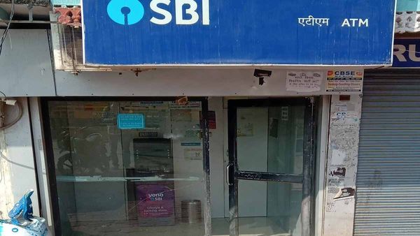 ठगी का नया तरीकाः ATM में कार्ड फंसा, हेल्पलाइन नंबर पर फोन लगाया तो हो गई 51 हजार की ठगी