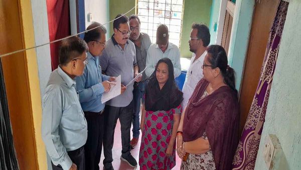 PM Awas: अमीरों ने करा लिए मकान आवंटित, गरीबों को रख लिया किराएदार
