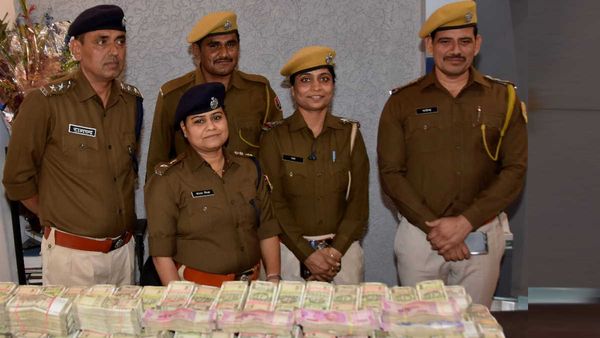 Bhilwara: कार के गुप्त चैम्बर में मिले 6 करोड़ 75 लाख, नोटों के बंडल गिनने में लगानी पड़ीं छह मशीन