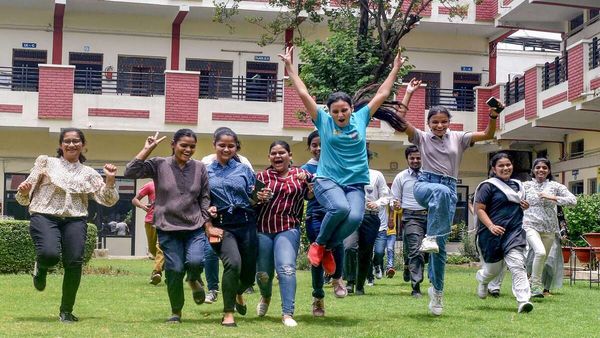 Bihar Result: 10वीं के नतीजों में भी लड़कियों ने मारी बाजी, टॉप 5 रैंक में 21 में से 10 छात्राएं, देखें लिस्ट