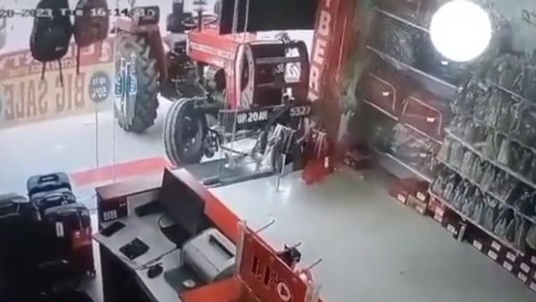 ड्राइवर के बिना अचानक स्‍टार्ट हुआ ट्रैक्‍टर, शोरूम में घुसकर मचाई तबाही, देखें हैरान कर देने वाला VIDEO
