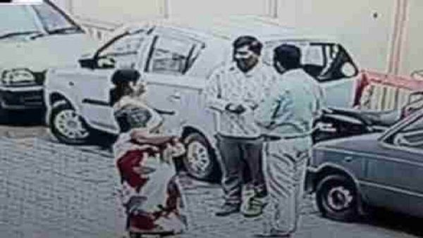 Bokaro News: पैसों में फूंक मारते ही महिला ने खोया होश, ठग को खुद ही उतारकर दे दिए सभी गहने 