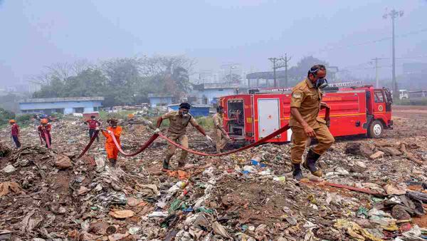 केरल: 7 दिनों से नहीं बुझ रही वेस्ट प्लांट में लगी आग, जहरीले धुएं से घुट रहा दम!