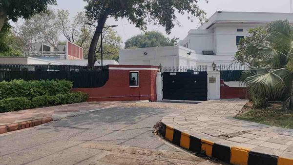 सुरक्षा में कटौती के बाद अब दिल्ली में ब्रिटिश उच्चायुक्त के घर के बाहर बनेगा सार्वजनिक शौचालय, भड़के अधिकारी