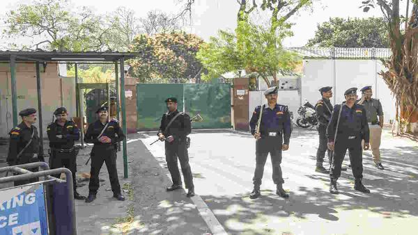 'Welcome back...कल फिर आना,' राबड़ी देवी के आवास पर CBI की छापेमारी को लेकर रोहिणी आचार्य ने ट्वीट कर कसा तंज