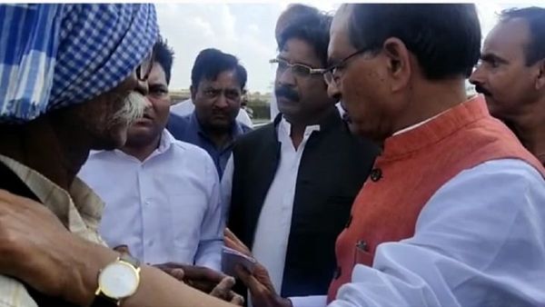 CM Shivraj ने बंजारे के कंधे पर हाथ रखा, समस्या सुनी, कलेक्टर से बोलेः ये भी इंसान हैं, सर्वे कर पट्टे दो