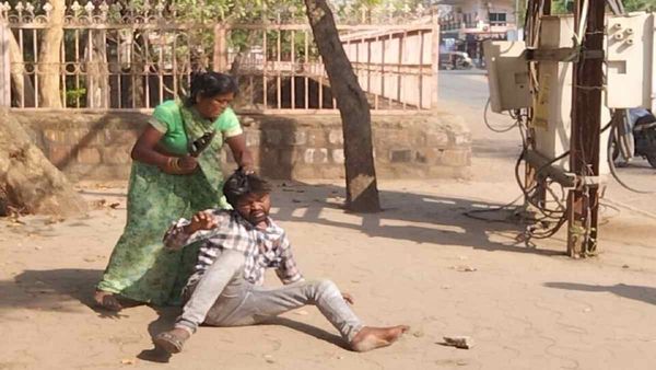 Damoh: बेटे को नशे में देख मां ने दिखाया रौद्र रूप, बीच सड़क पर चप्पल से दे दनादन