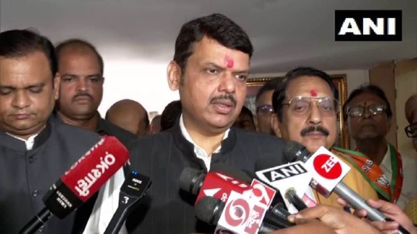 'उद्धव को कभी तो इसका जवाब बालासाहेब ठाकरे को देना होगा..,' उर्दू में बैनर लगे देख देवेंद्र फडणवीस ने कसा तंज