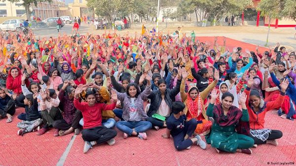 यूएन: सबसे पहले महिलाएं होती हैं प्रभावित, सुनवाई सबसे आखिर