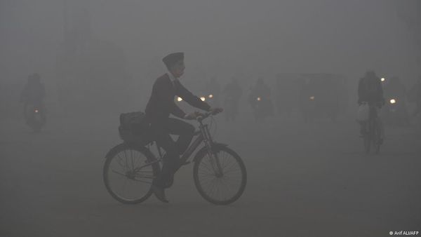 इलेक्ट्रिक बसें पाकिस्तान में वायु प्रदूषण कम कर सकती हैं?