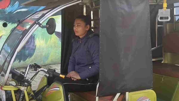मिलिए जम्मू जिले की ई-रिक्शा चलाक Ranjeet Kour से, जो कभी करते थे आलोचना, अब उनसे भी मिल रही है प्रशंसा