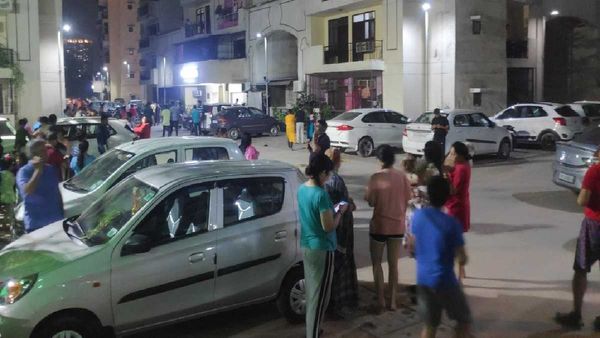 Earthquake in Delhi: दिल्ली-NCR में भूकंप के झटके, घर से बाहर निकले लोग