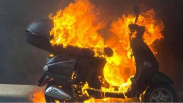 चार्जिंग में लगी इलेक्ट्रिक स्कूटर में विस्फोट, बाल-बाल बचे एक ही परिवार के 5 लोग, आग लगने से घरेलू सामान जले