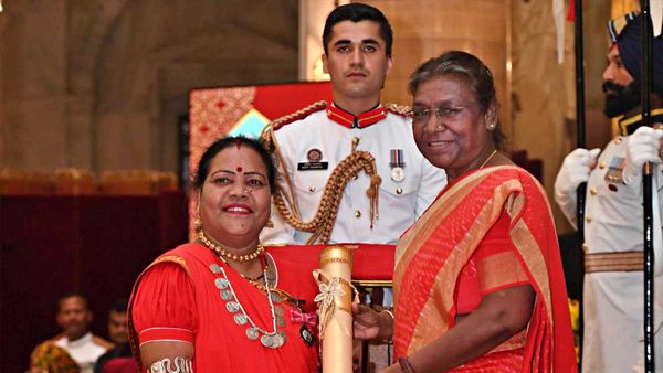 Padma Shri Usha Barle: राष्ट्रपति ने सम्मानित किया, राकेश झुनझुनवाला की पत्नी ने ग्रहण किया सम्मान, VIDEO