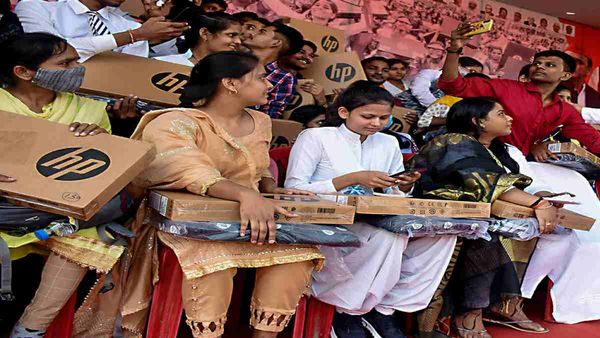 Fact Check: केंद्र सरकार दे रही मुफ्त लैपटॉप? जानिए सरकारी लेटर का सच