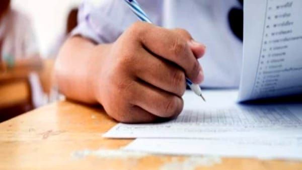 MP Board: 12वीं के अंग्रेजी का पेपर आउट होने की चर्चा, भोपाल जिला शिक्षा अधिकारी बोले, अफवाह