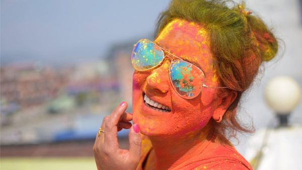 Holi के रंग से त्‍वचा, बाल और आंखों को कैसे रखें सुरक्षित? एक्‍सपर्ट से जानें बेहतरीन उपाय