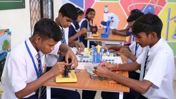 आदिवासी छात्रों के करियर को मजबूत बना रहा ओडिशा सरकार का हाई स्कूल परिवर्तन कार्यक्रम